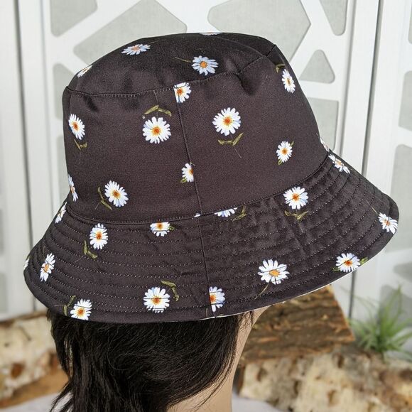 Alice + Olivia\'s Ao X Fabfitfun Reversible Bucket Hat In Daisy Print main image 13